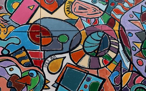 Bachanaliowy mural L w budynku C-2